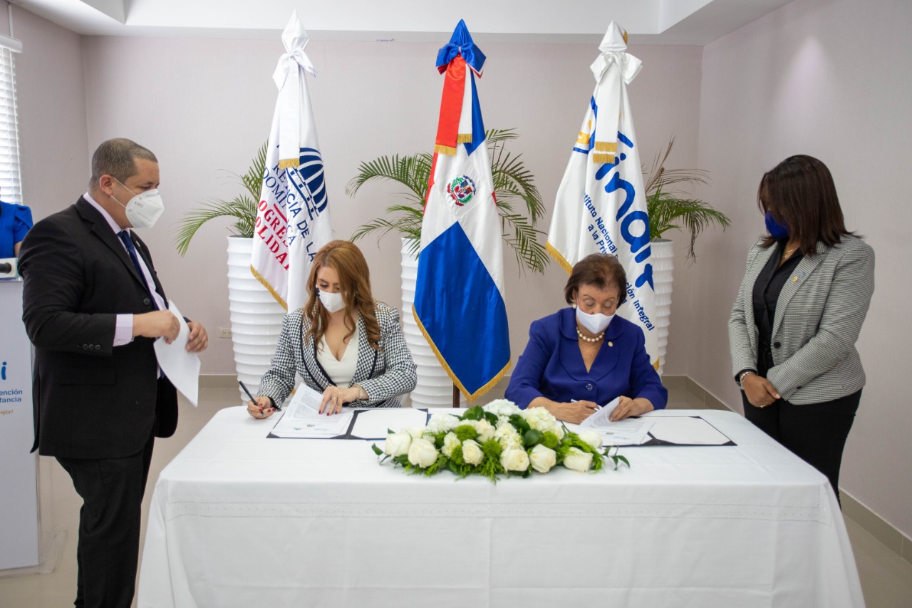 Besaida Manola Santana de Báez y Gloria Reyes, directoras ejecutiva y general del INAIPI y Prosoli, respectivamente, mientras firmaban el acuerdo en favor de la niñez