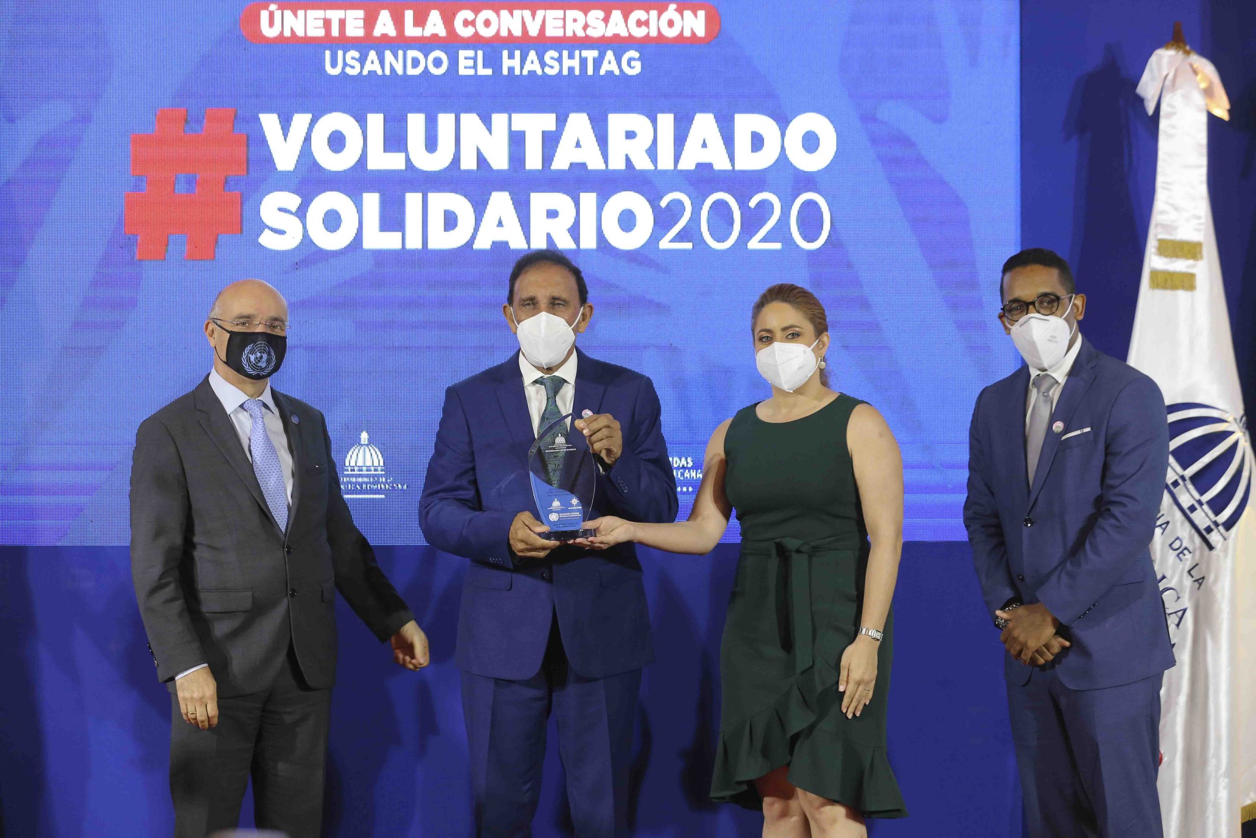 El máximo galardón del Premio Nacional Voluntariado Solidario 2020 le fue entregado al doctor Antonio Cruz Jiminián, quien es reconocido por sus múltiples acciones de filantropía por los moradores de Cristo Rey.