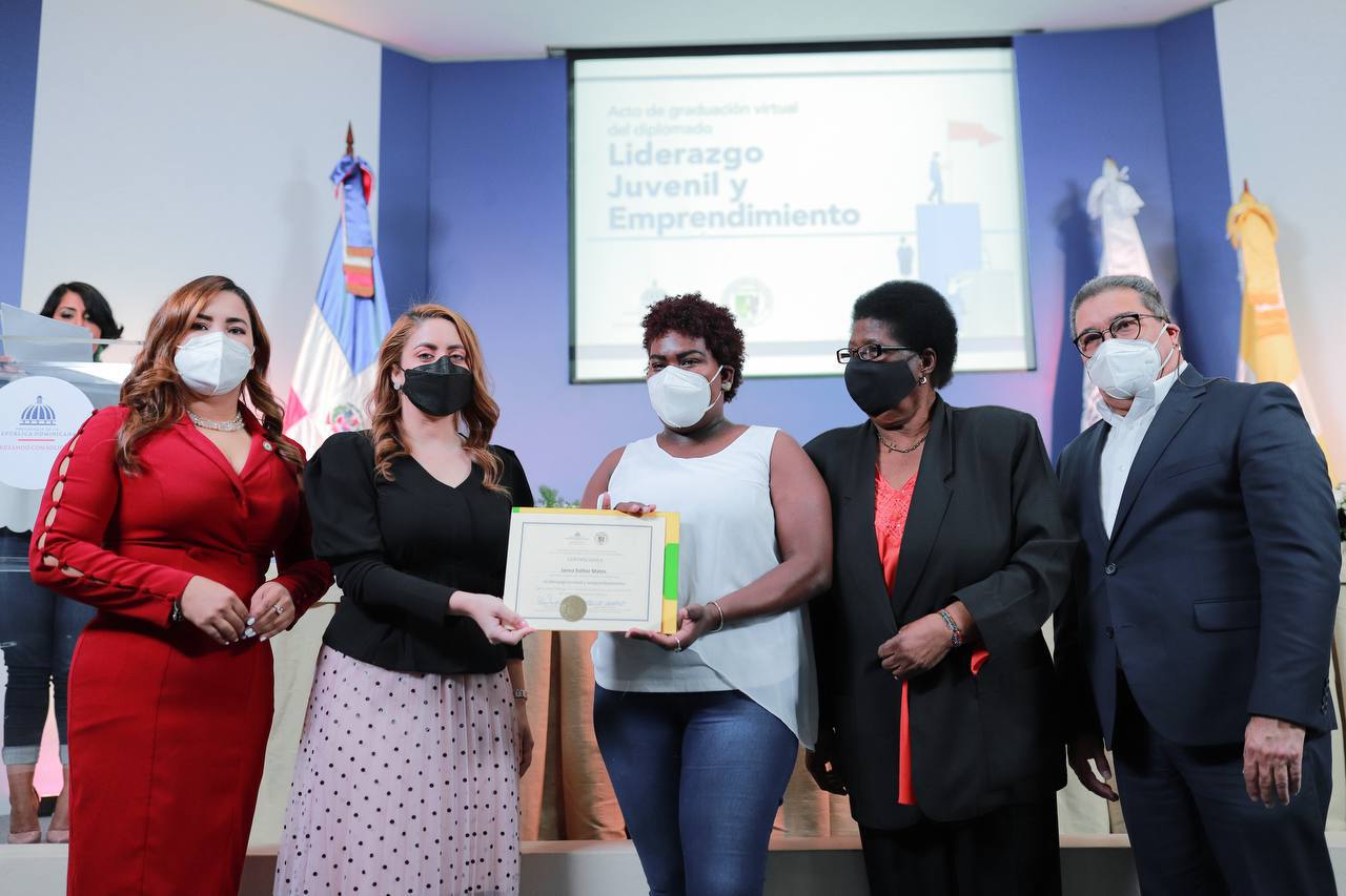 Autoridades de Prosoli y la Universidad Católica Santo Domingo entregan certificados a graduandos de diplomado.