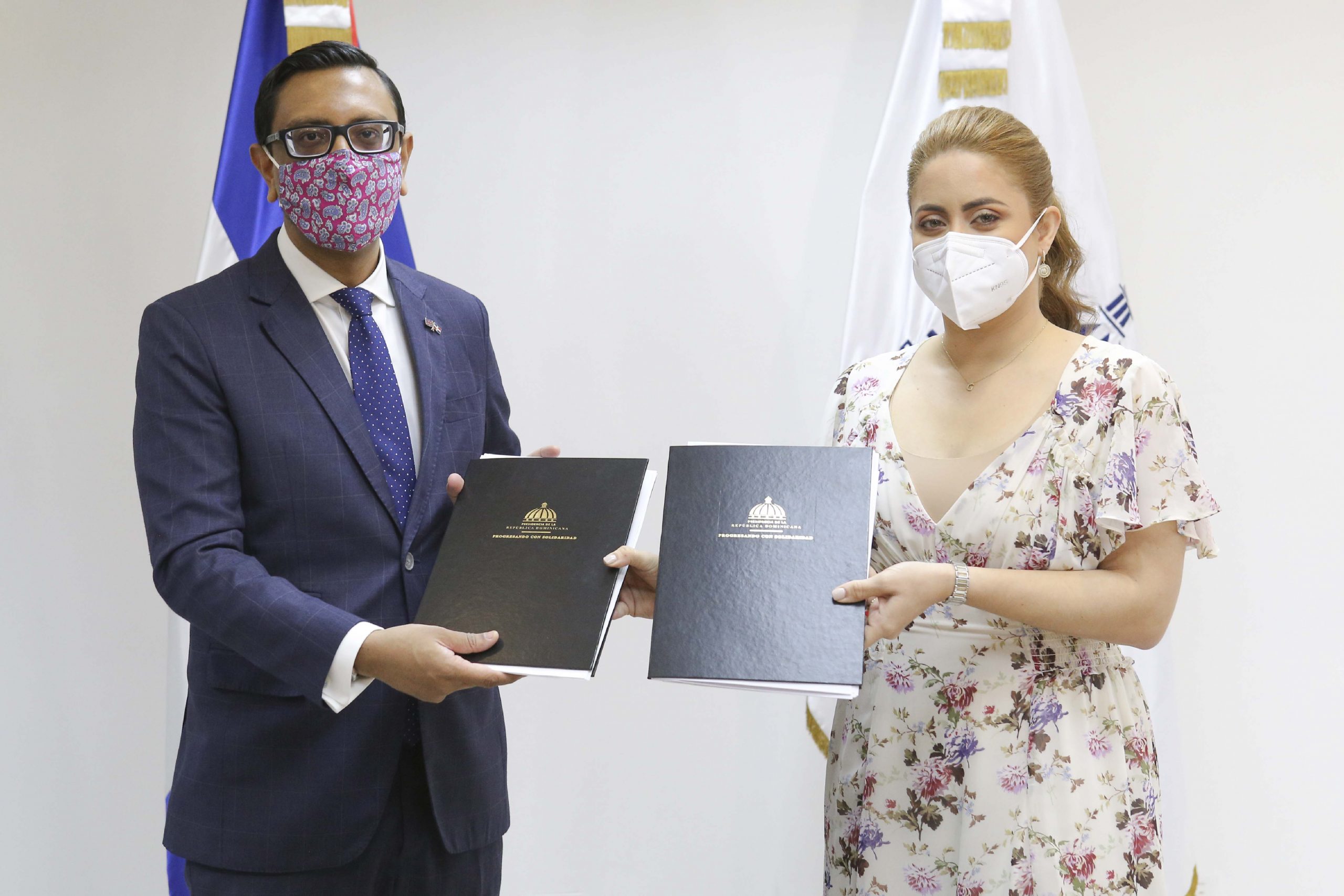 loria Reyes, directora de Prosoli y Mockbul Ali OBE, embajador del Reino Unido de Gran Bretaña e Irlanda del Norte.