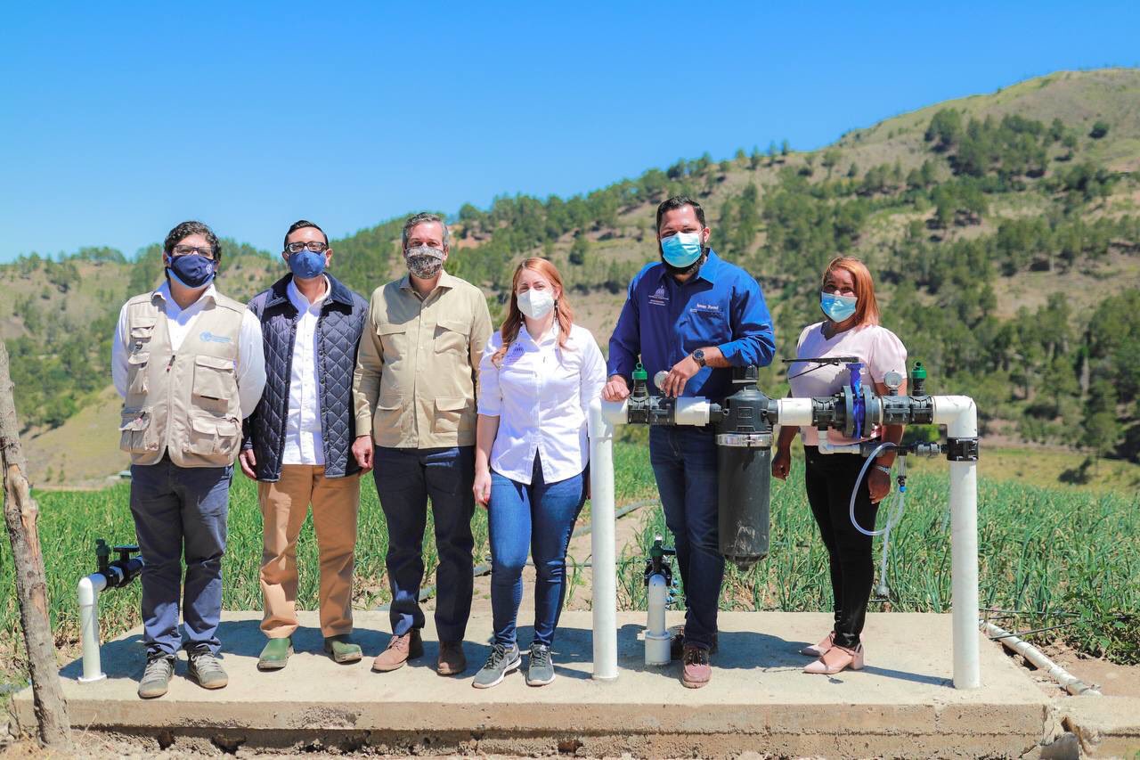 Progresando con Solidaridad entrega estación meteorológica y sistema de riego a agricultores de Villa Poppy