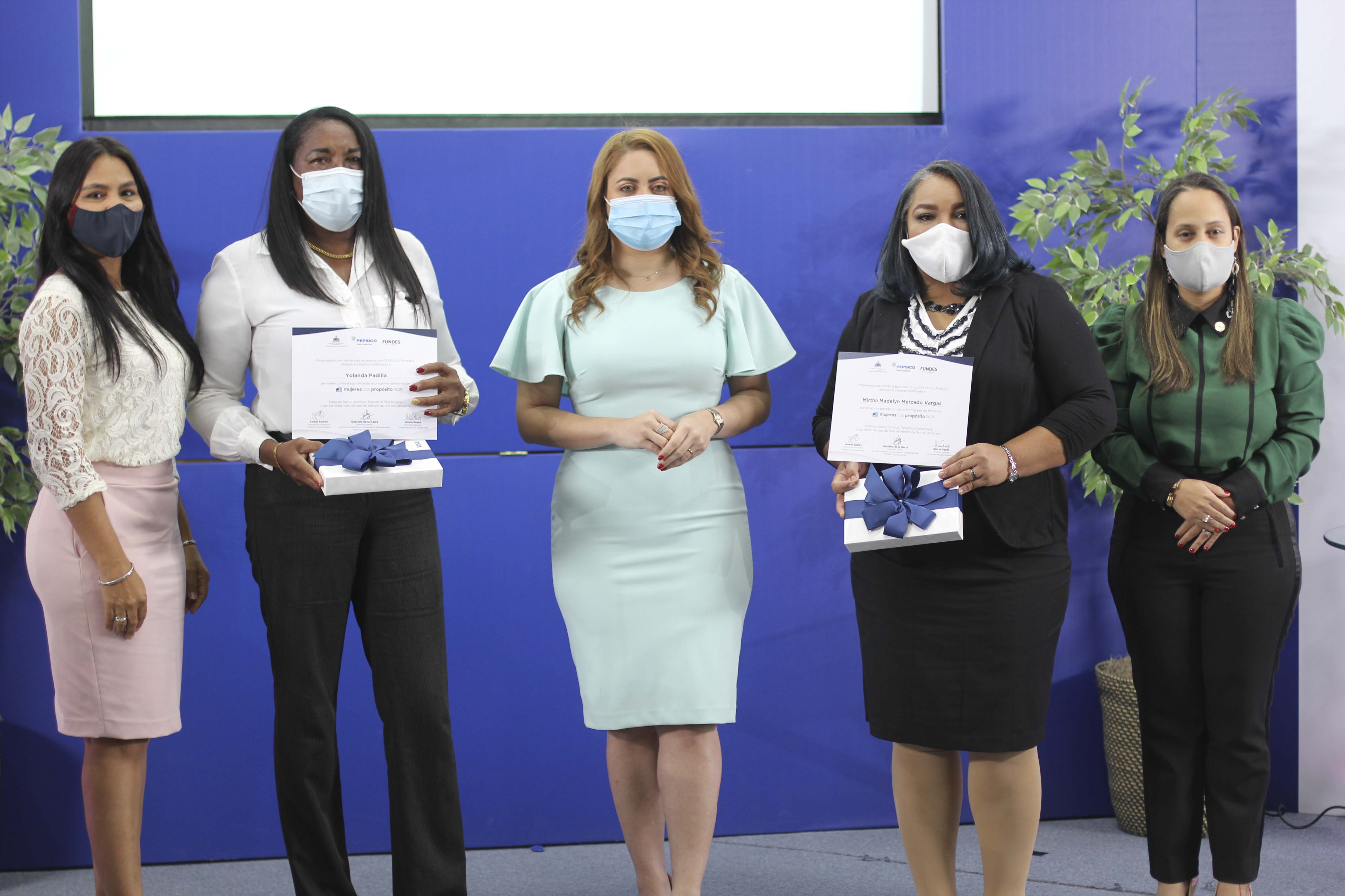 Yolanda Padilla y Mirtha Madelyn Mercado reciben sus certificado de graduación, fueron las más destacadas durante el proceso de formación. JPG