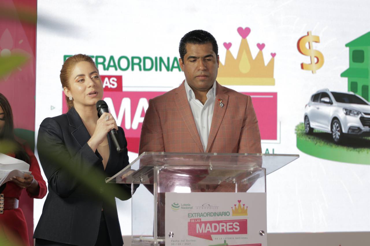Gloria Reyes, durante el anuncio de gran sorteo “Extraordinario de las madres”, de la Lotería Nacional
