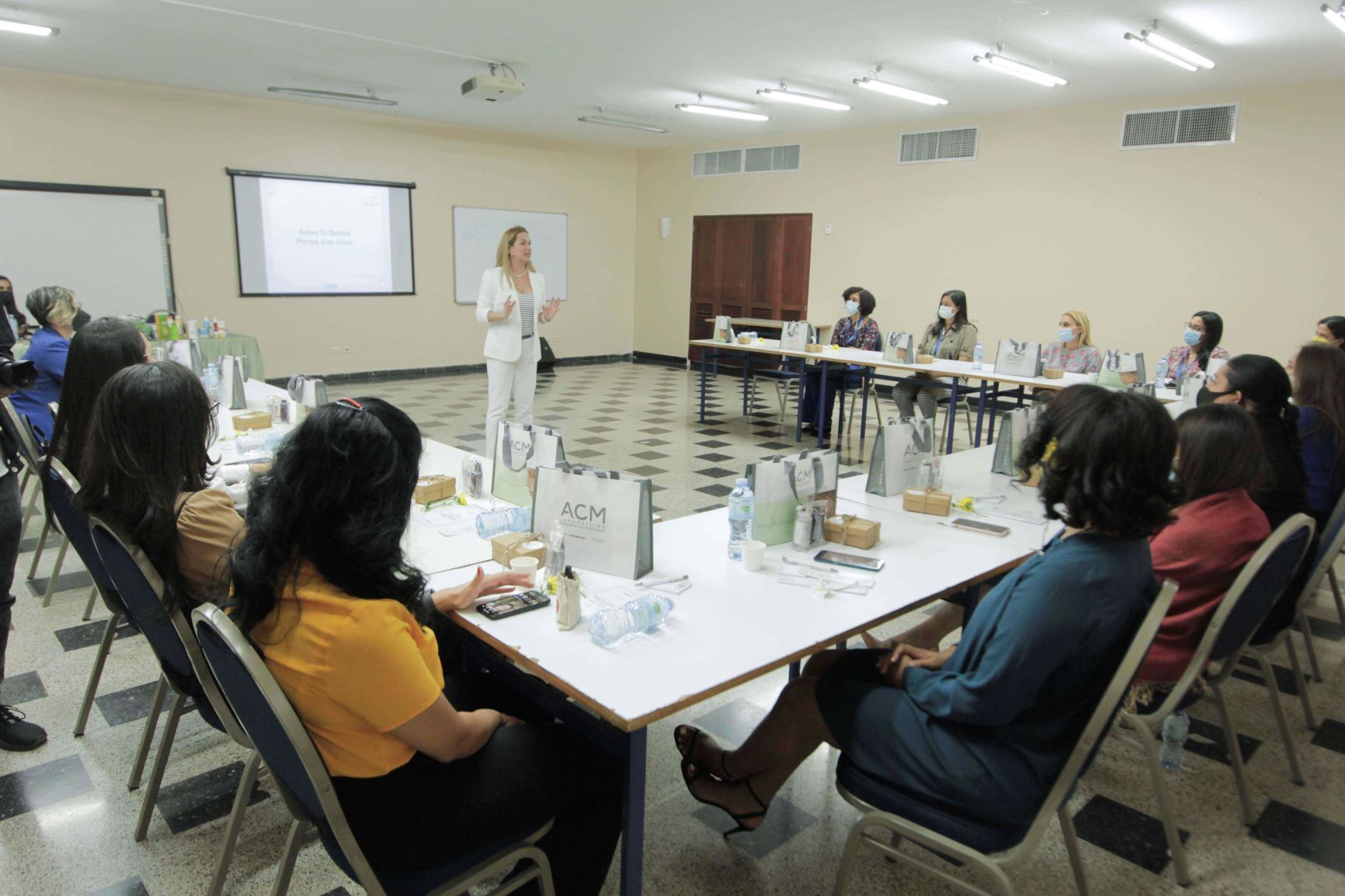 Colaboradoras de Prosoli reciben charla ‘Activa Tu Belleza’