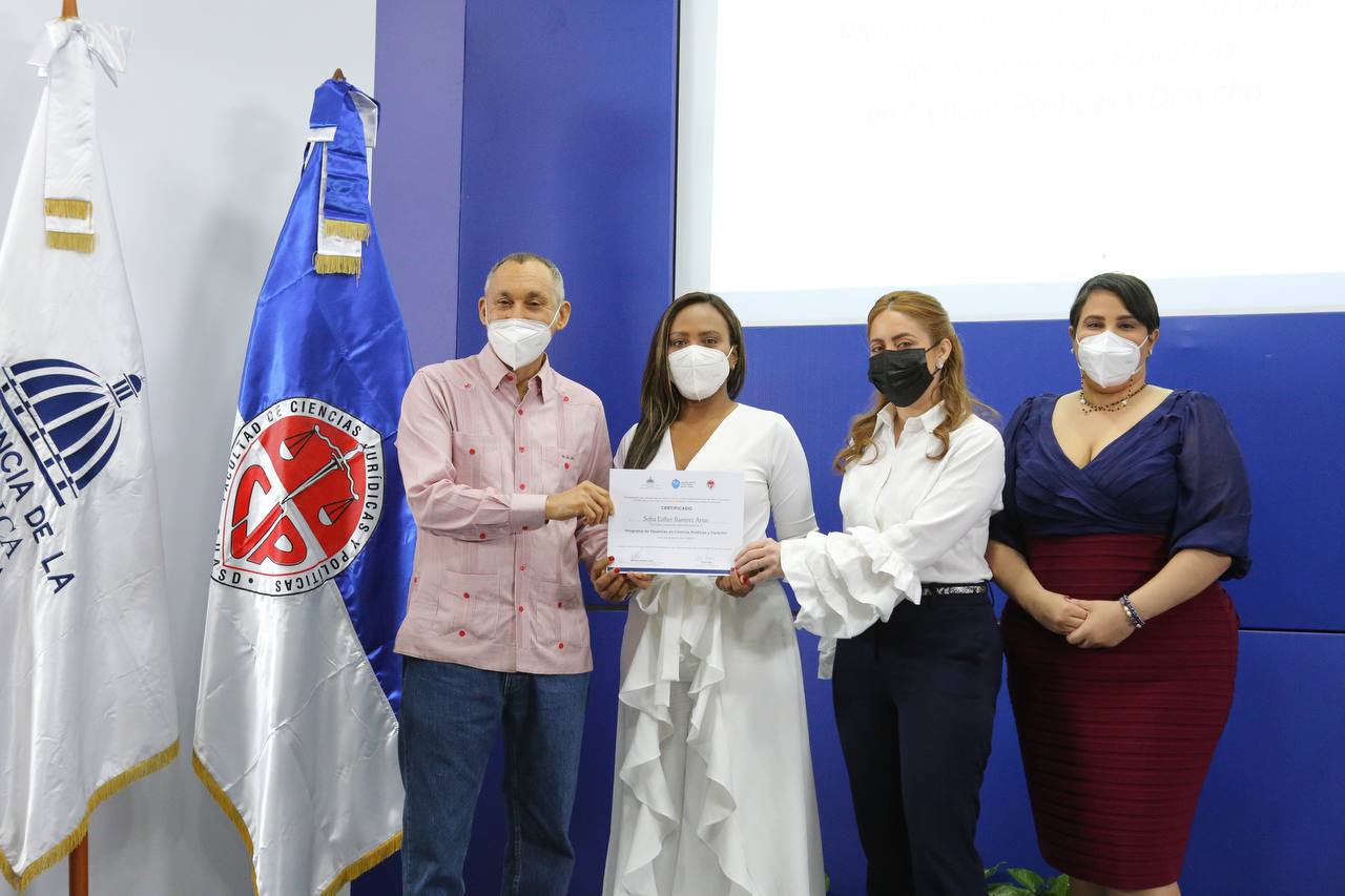 Prosoli y UASD entregan a pasantes de la Facultad de Ciencias Políticas y Derecho