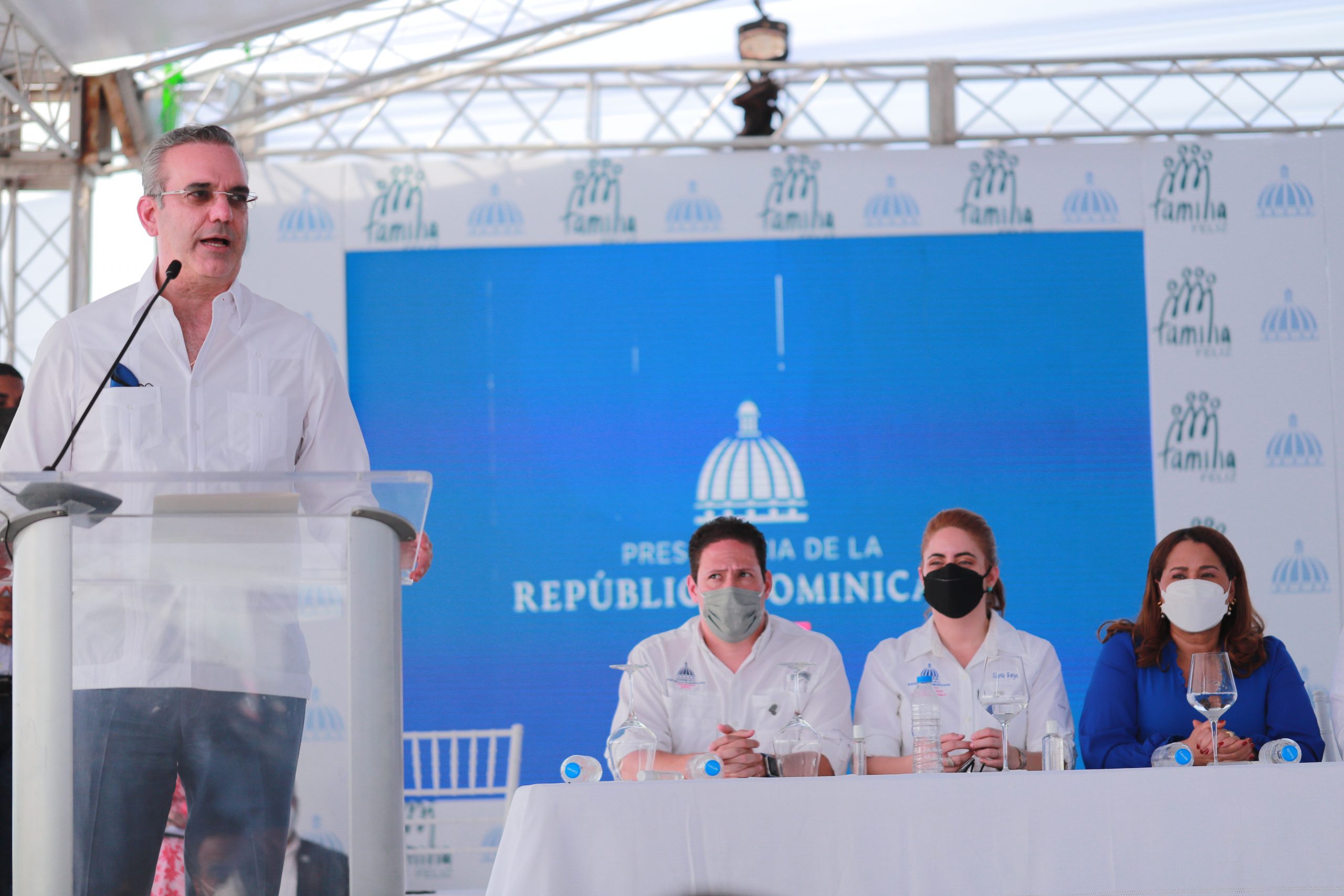 Luis Abinader inició los trabajos de construcción de nueve proyectos habitacionales correspondientes al Plan Nacional de Familia Feliz (PNVFF)