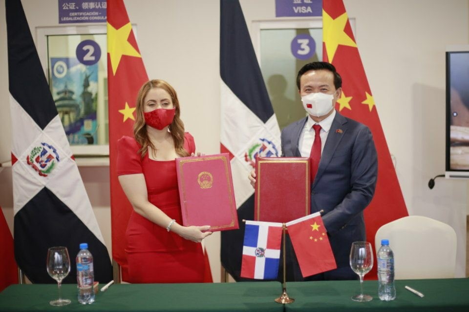 Gloria Reyes, directora de Supérate, y Zhang Run, embajador de la República Popular China durante la firma del acuerdo de cooperación.