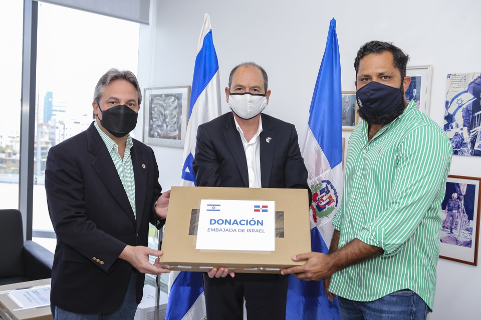 Henry Veras, Daniel Biran Bayor y Arturo Bisonó durante la entrega de equipo a Supérate