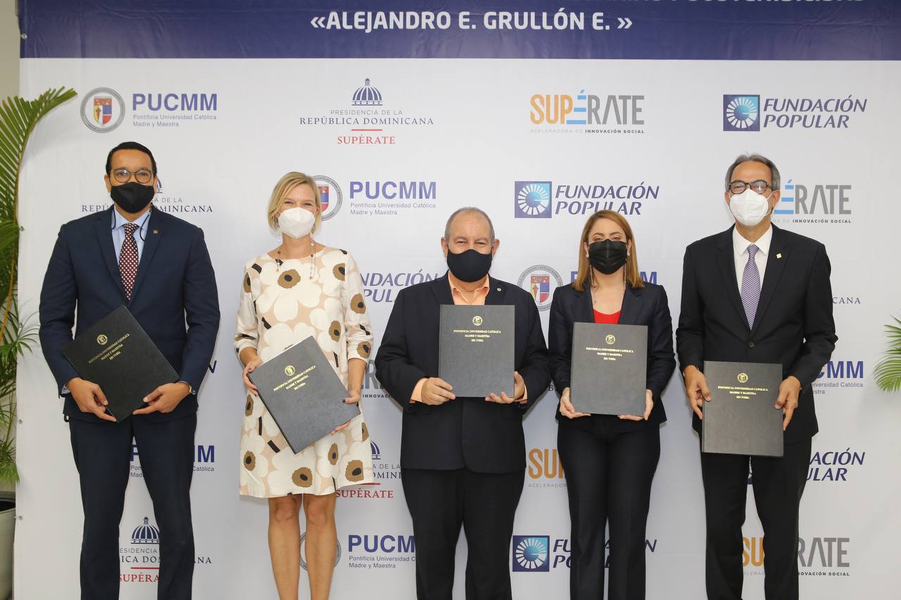 PUCMM, SUPÉRATE y Fundación Popular firman convenio