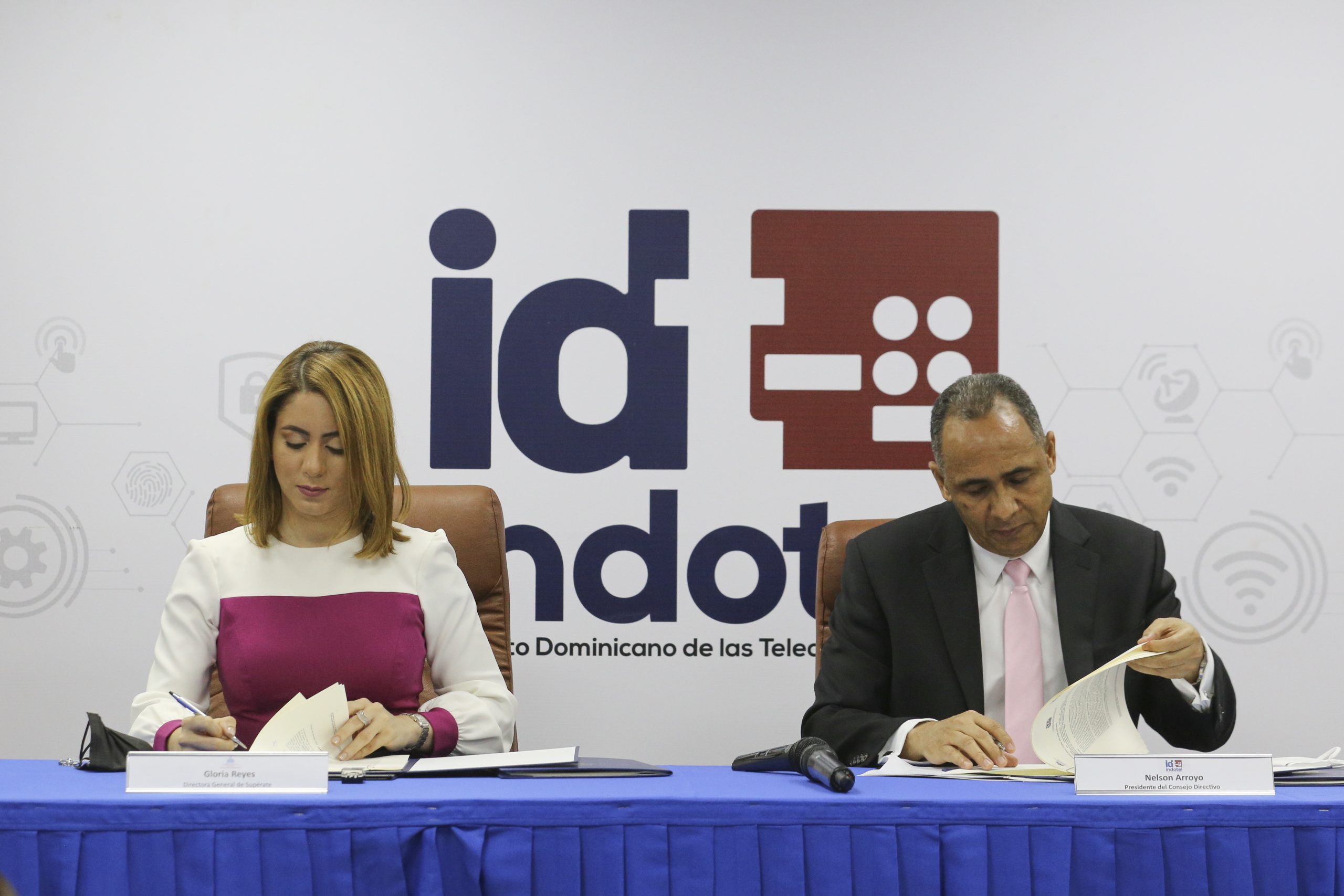 Indotel y el programa Supérate pondrán en marcha proyecto para beneficiar a 2 mil hogares con acceso a internet