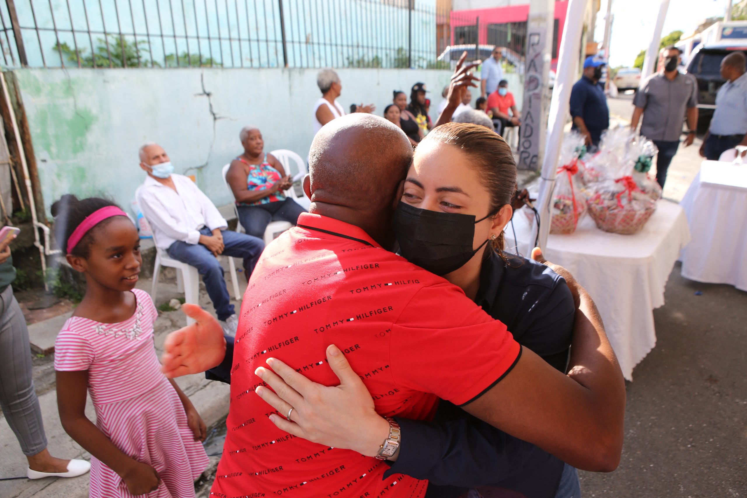 Gloria Reyes socializa con munícipes de Los Alcarrizos impacto y alcance del Bono Navideño.