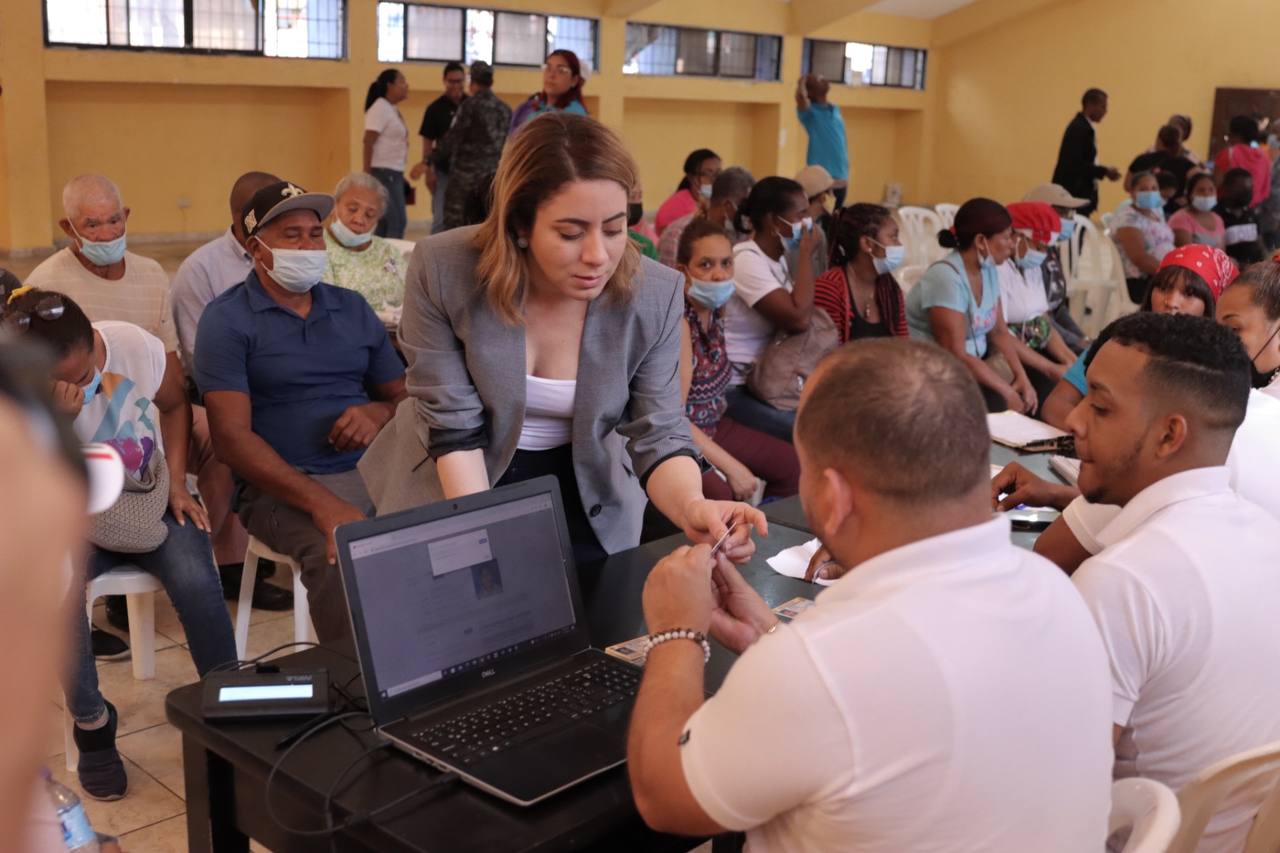 Gobierno inicia entrega de tarjetas a beneficiarios no han podido retirar subsidios