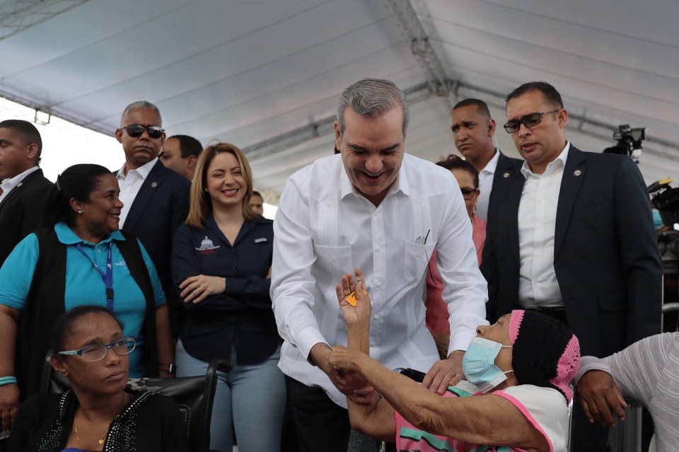 Presidente Abinader supervisa jornada de trabajo del programa Supérate en Boca Chica