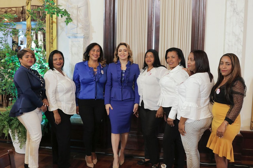 Gloria Reyes, directora general de Supérate, junto a las mujeres ganadoras