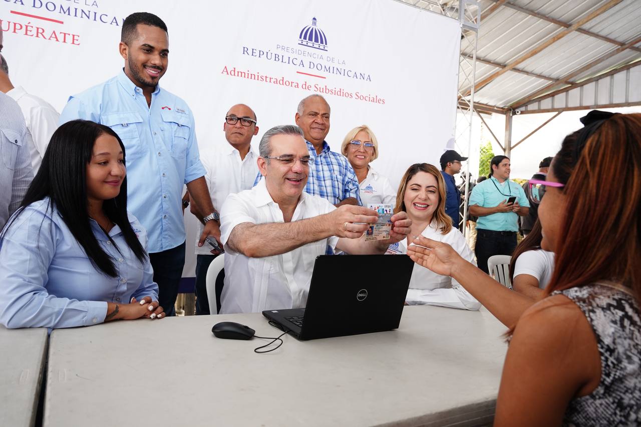 Presidente Luis Abinader encabeza operativo de Supérate en sector Simón Bolívar