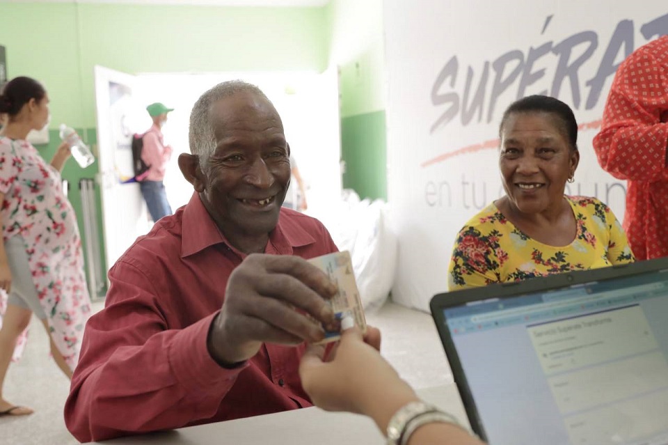 Durante el operativo de Supérate en Azua los residentes tuvieron acceso a varios de los servicios que ofrece el principal programa de asistencia social de la Presidencia.