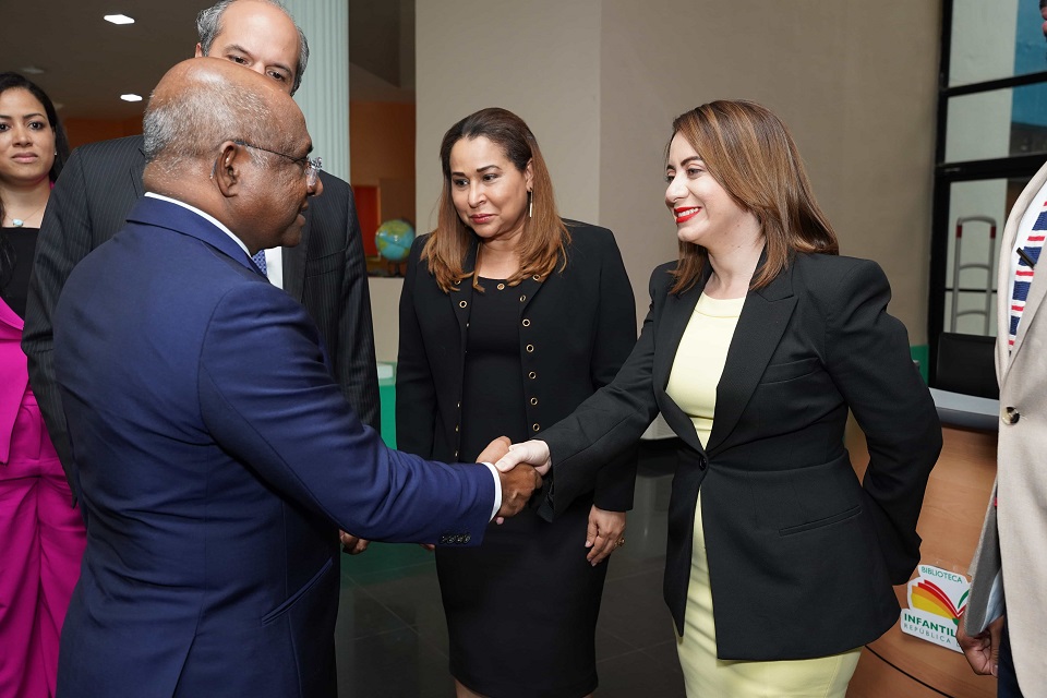 Gloria Reyes, directora general de Supérate y anfitriona de la reunión, tuvo a cargo las palabras de bienvenida.