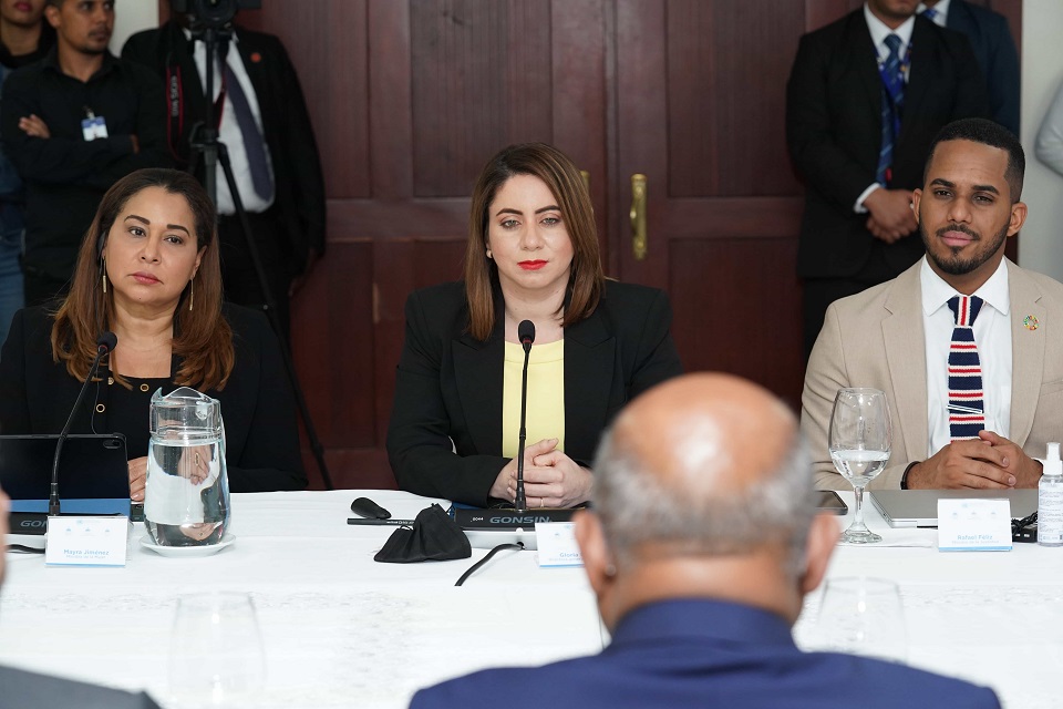 La ministra de la mujer, Mayra Jiménez; Rafael J. Féliz García, ministro de la Juventud; y Gloria Reyes, directora general de Supérate.