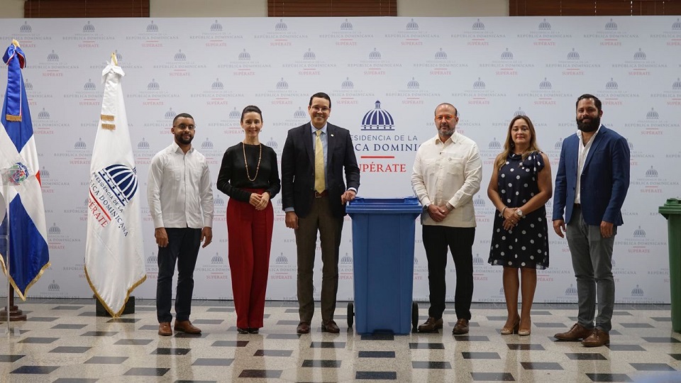 Fundación Popular entrega zafacones para el reciclaje en Villa Poppy