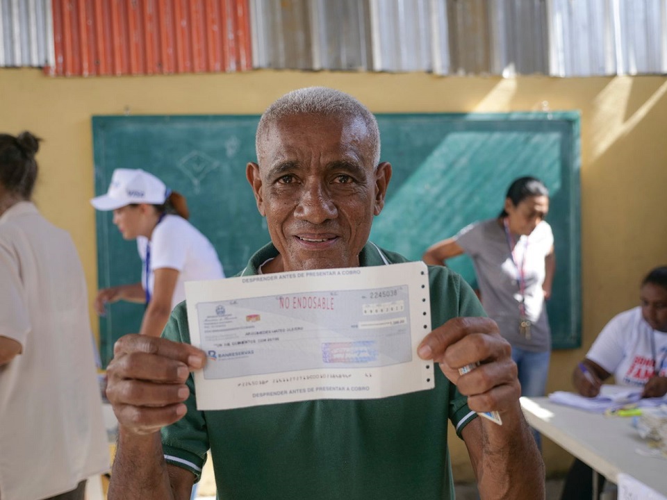 Entregan Bono de Apoyo Familiar a 1,056 familias del barrio 27 de Febrero