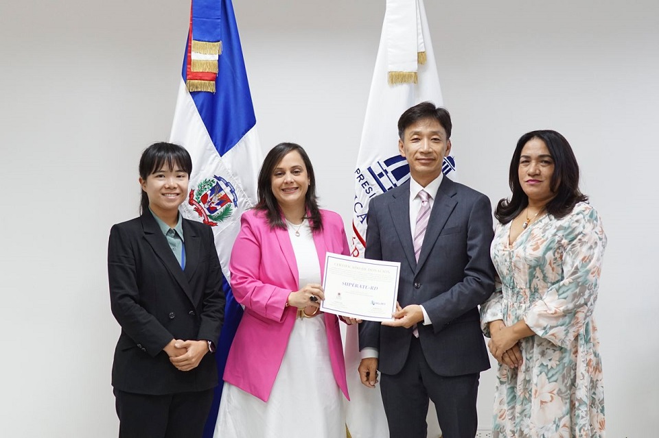 Madelen Díaz y Esther Castillo de Superate reciben el certificado de donacion del gerente general The Willbes Dominicana Roberto Lee y de la Embajada de la Republica de Corea Eunhye Cho.