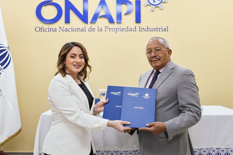 Supérate y Onapi firman alianza para beneficiar con el trámite de registros de los signos distintivos a microempresarios y participantes del programa de forma ágil y a precios asequibles.