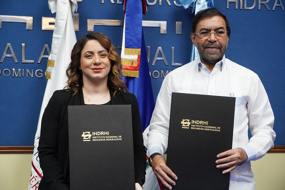 Directivos de Superate e INDRHI durante la firma de convenio.