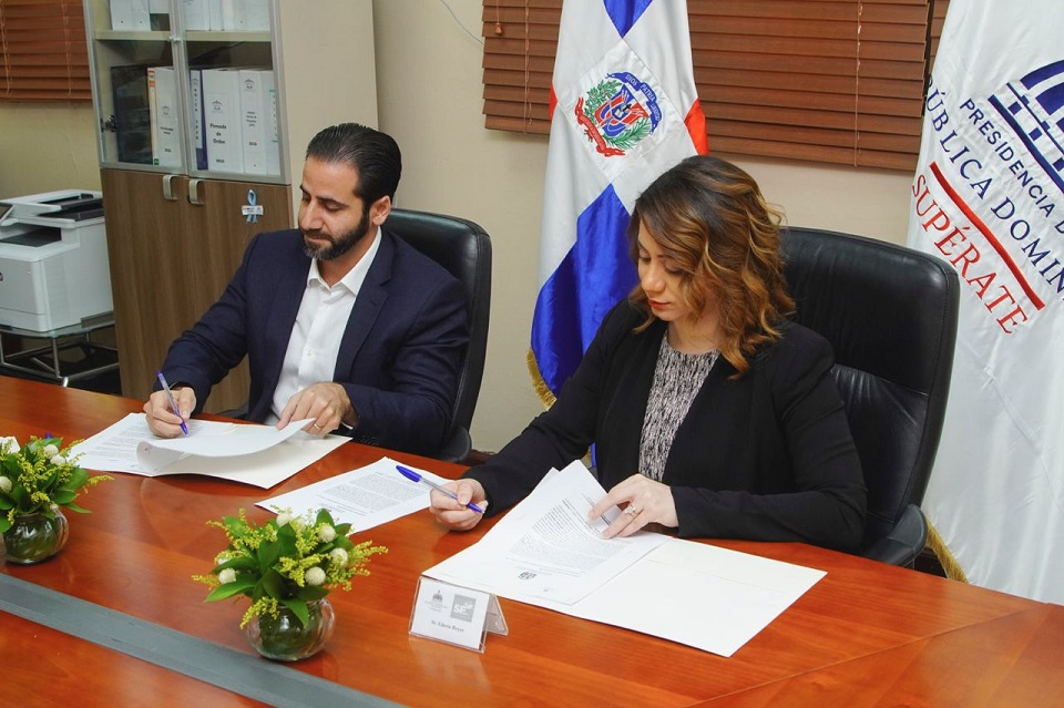 Gloria Reyes directora general de Superate y Antonio Handal presidente de SuperFresh Group durante la firma del acuerdo.