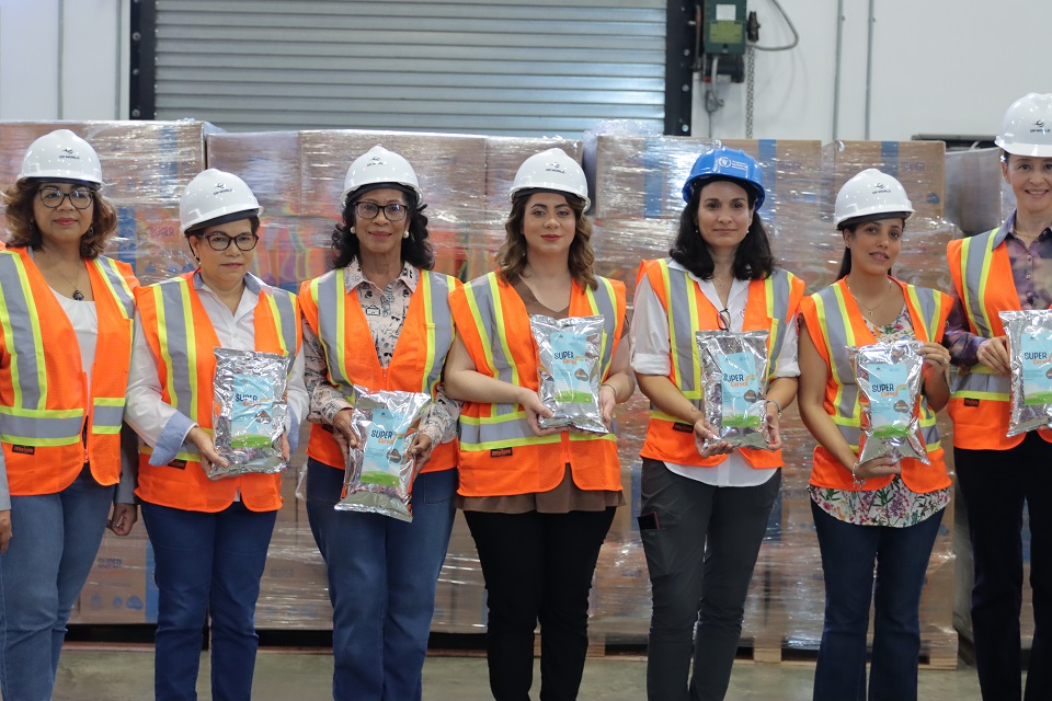 PMA dona 75 toneladas de Super Cereal a Superate para familias mas afectadas por Fiona 1