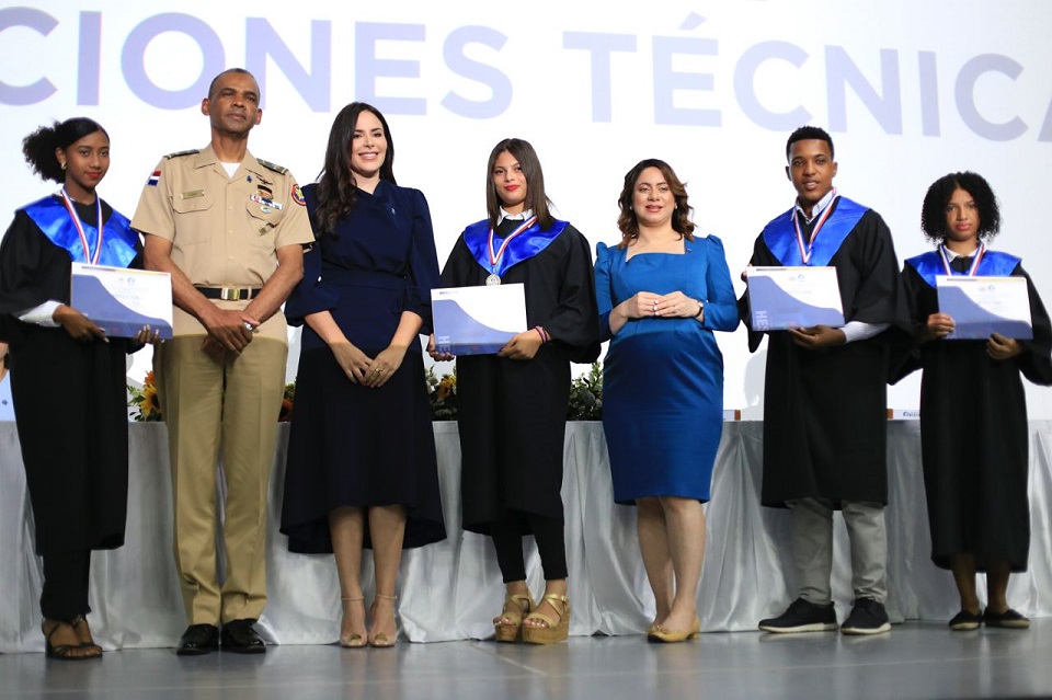 Superate Fundacion Hestia y Escuelas Vocacionales de FF.AA graduan 350 personas en formaciones tecnicas