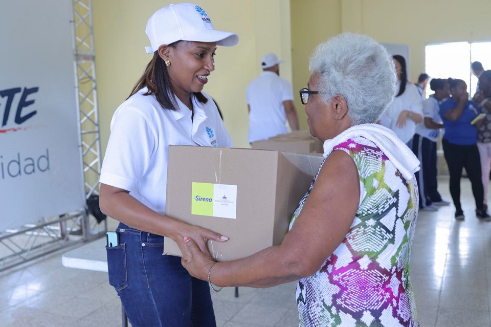 Superate y Grupo Ramos entregan 1000 kits alimenticios a familias afectadas por Fiona