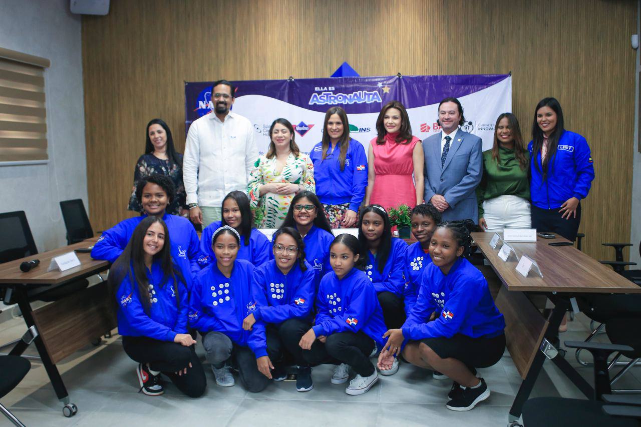 Las chicas participan en el programa Ella es Astronauta