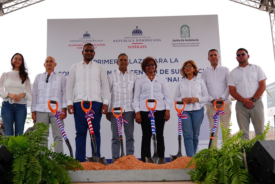 Gobierno inicia construccion de Centro de Superacion en Pedernales con contribucion de la AACID