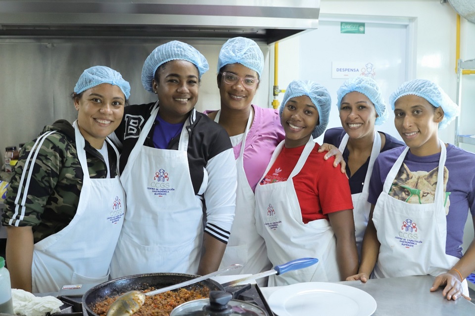 Cientos de mujeres egresaron del Centro de Superacion Gastronomica de Superate durante los ultimos dos anos