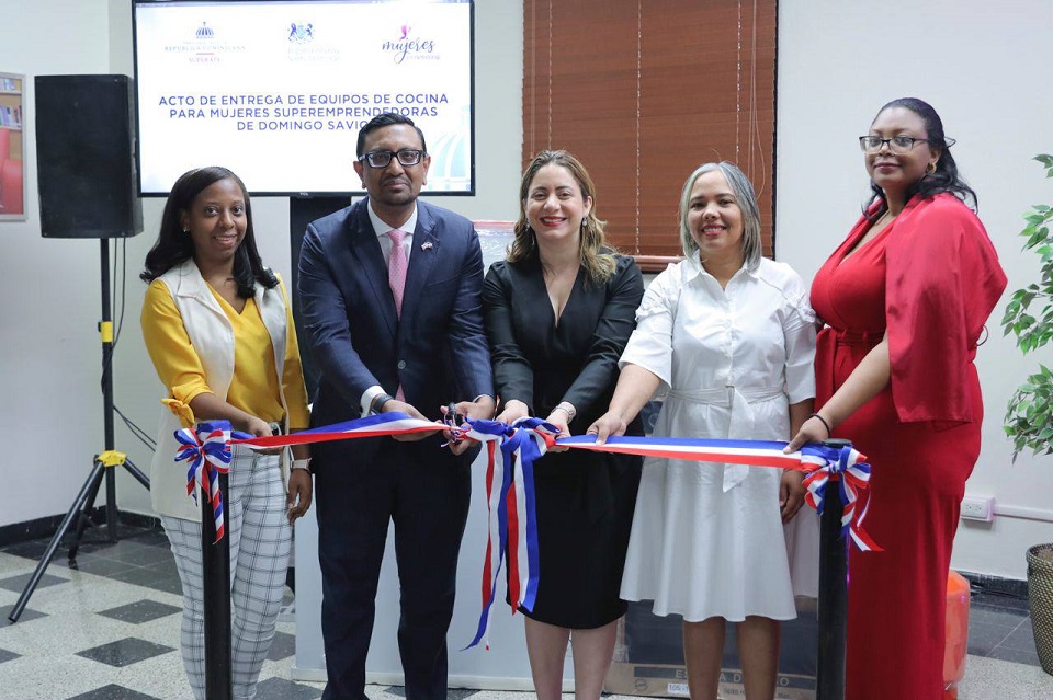 Embajada Britanica en Republica Dominicana equipa cocinas a Mujeres SuperEmprendedoras de Superate