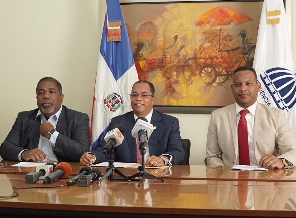En una rueda de prensa se anuncio el remplazo de tarjetas con banda para los beneficiarios y beneficiarias del programa social de la provincia de Santo Domingo 2