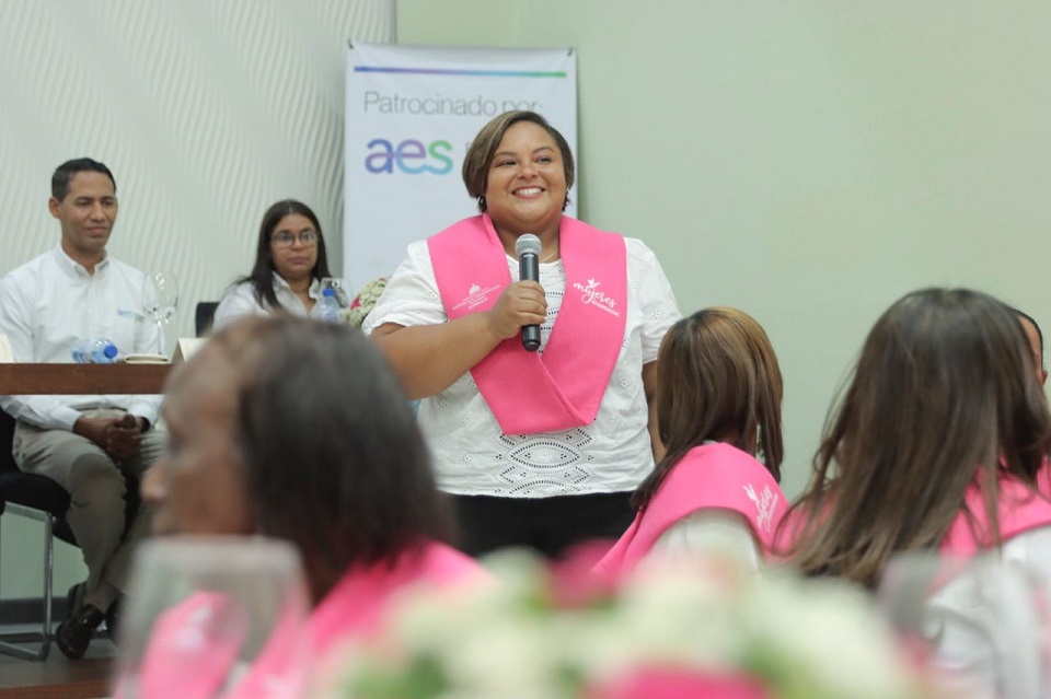 Superate y Fundacion AES Dominicana graduan Mujeres SUPEREmprendedoras de Montecristi