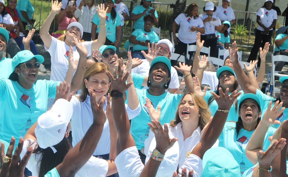 Raquel Peña, vicepresidenta de la República, y Gloria Reyes, directora general de Supérate durante el lanzamiento de Atrévete a Soñar