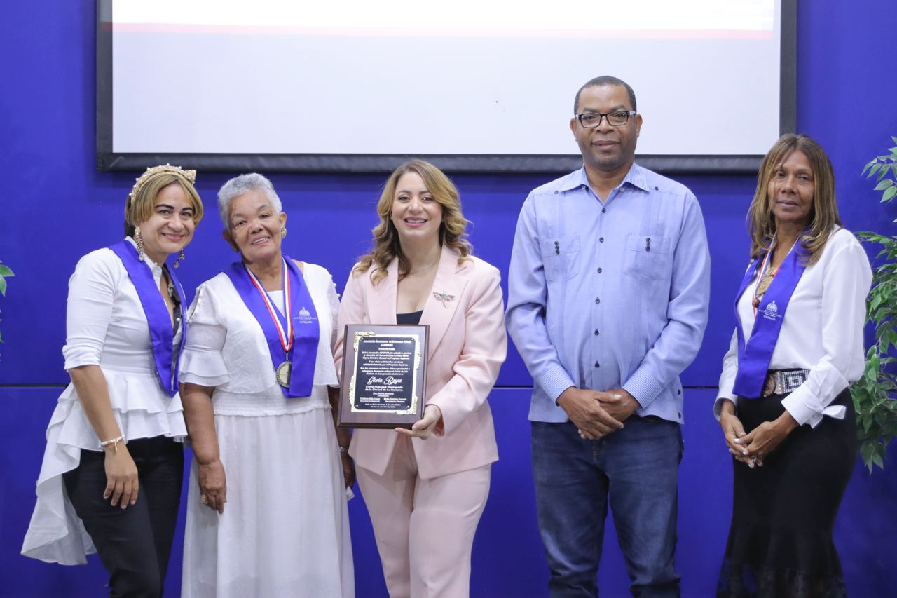Durante el acto de graduación la directora Gloria Reyes fue reconocida.