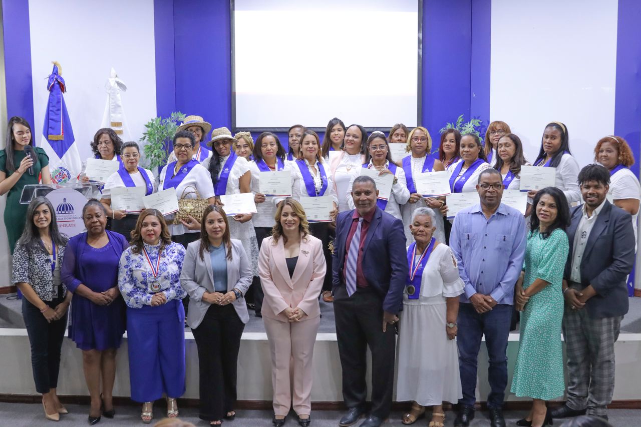 El acto de graduación estuvo encabezado por la directora general de Supérate,Gloria Reyes.