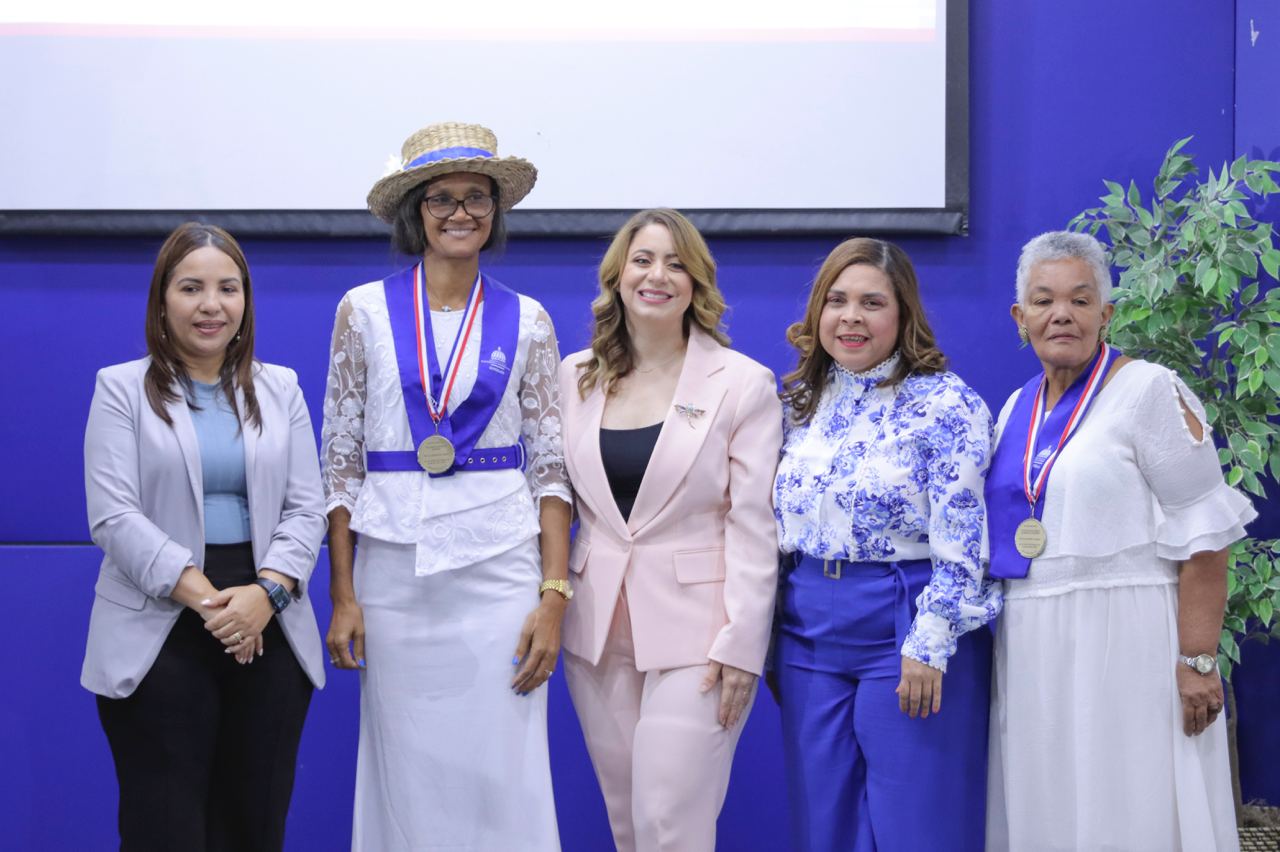 Supérate realiza graduación de artesanas de La Romana