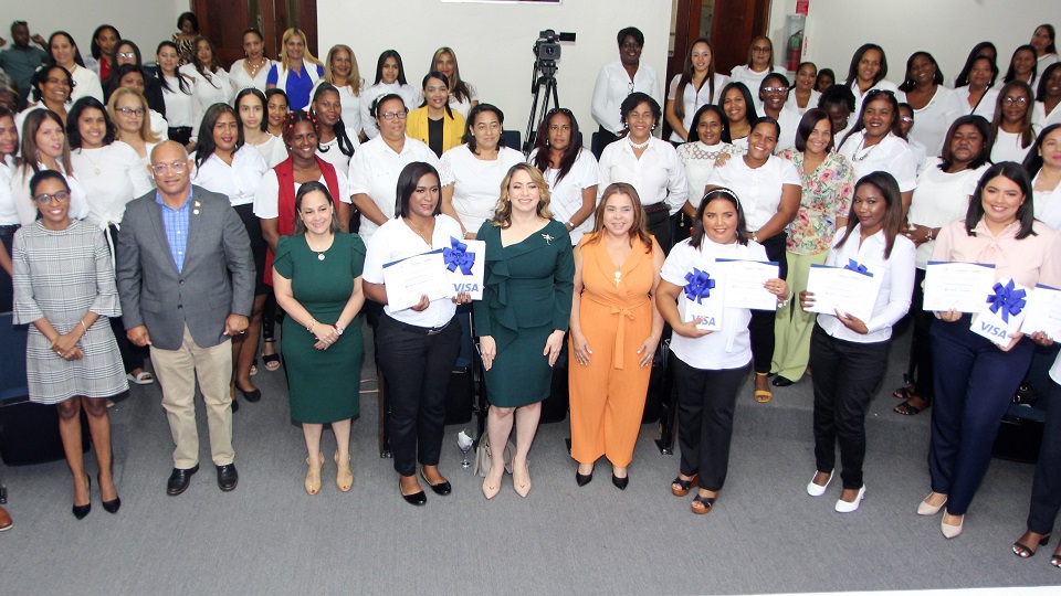 Supérate y aliados gradúan a 133 nuevas beneficiarias del programa «Mujeres con Propósito»