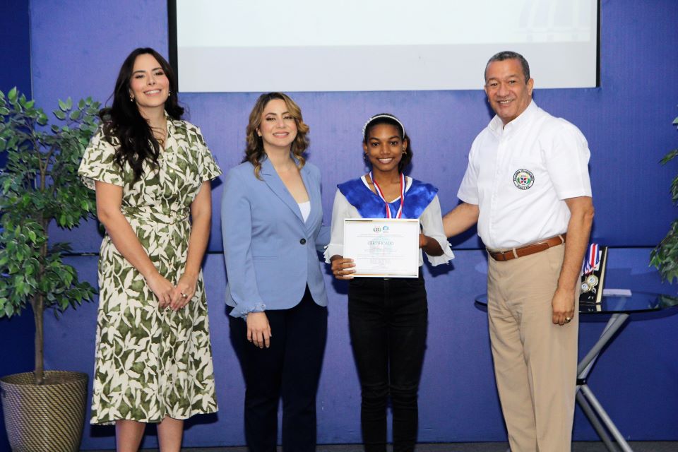 Supérate, Fundación Hestia y Escuelas Vocacionales gradúan 278 participantes en áreas técnicas