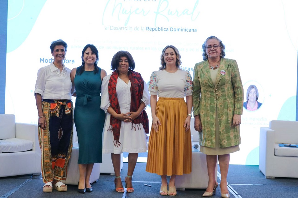 Gloria Reyes participa en el seminario sobre aportes de la Mujer Rural al país