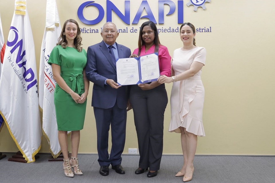 Onapi entrega nombres comerciales a Mujeres Súper Emprendedoras de Supérate