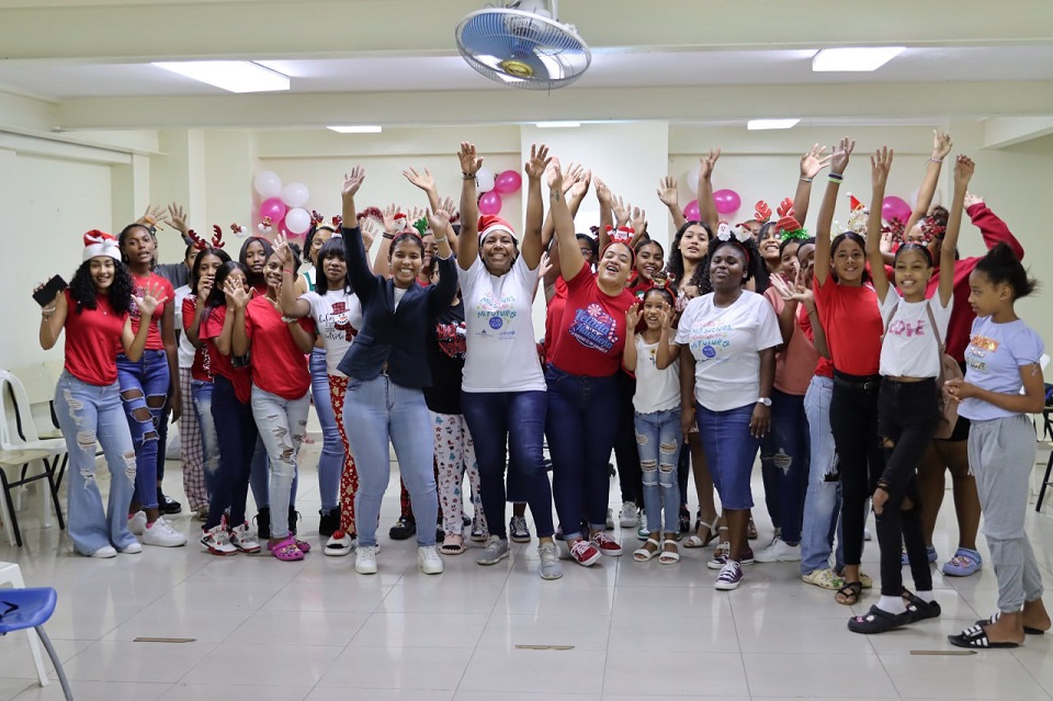 Adolescentes de los Club de Chicas despiden el año con encuentro navideño