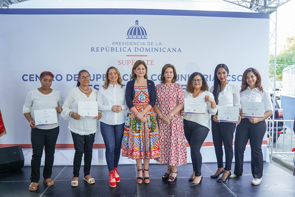 Gloria Reyes, Raquel Peña, Rebeca Portela, junto a las graduadas.