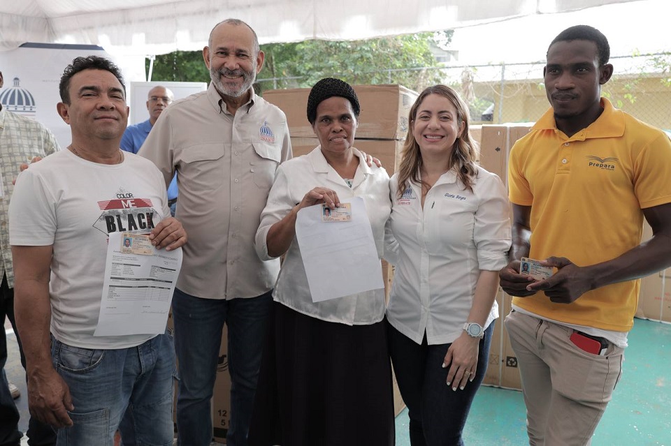 Gobierno entrega 514 artículos del hogar a 297 familias afectas por el disturbio tropical en Santo Domingo Oeste