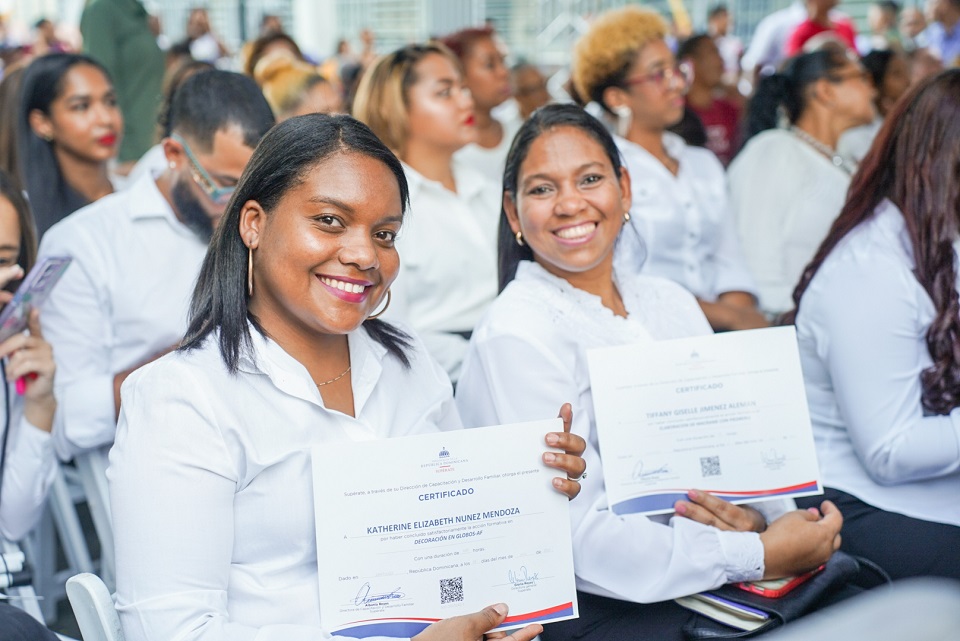 Graduadas del Centro Comunitario Escuela Yaque