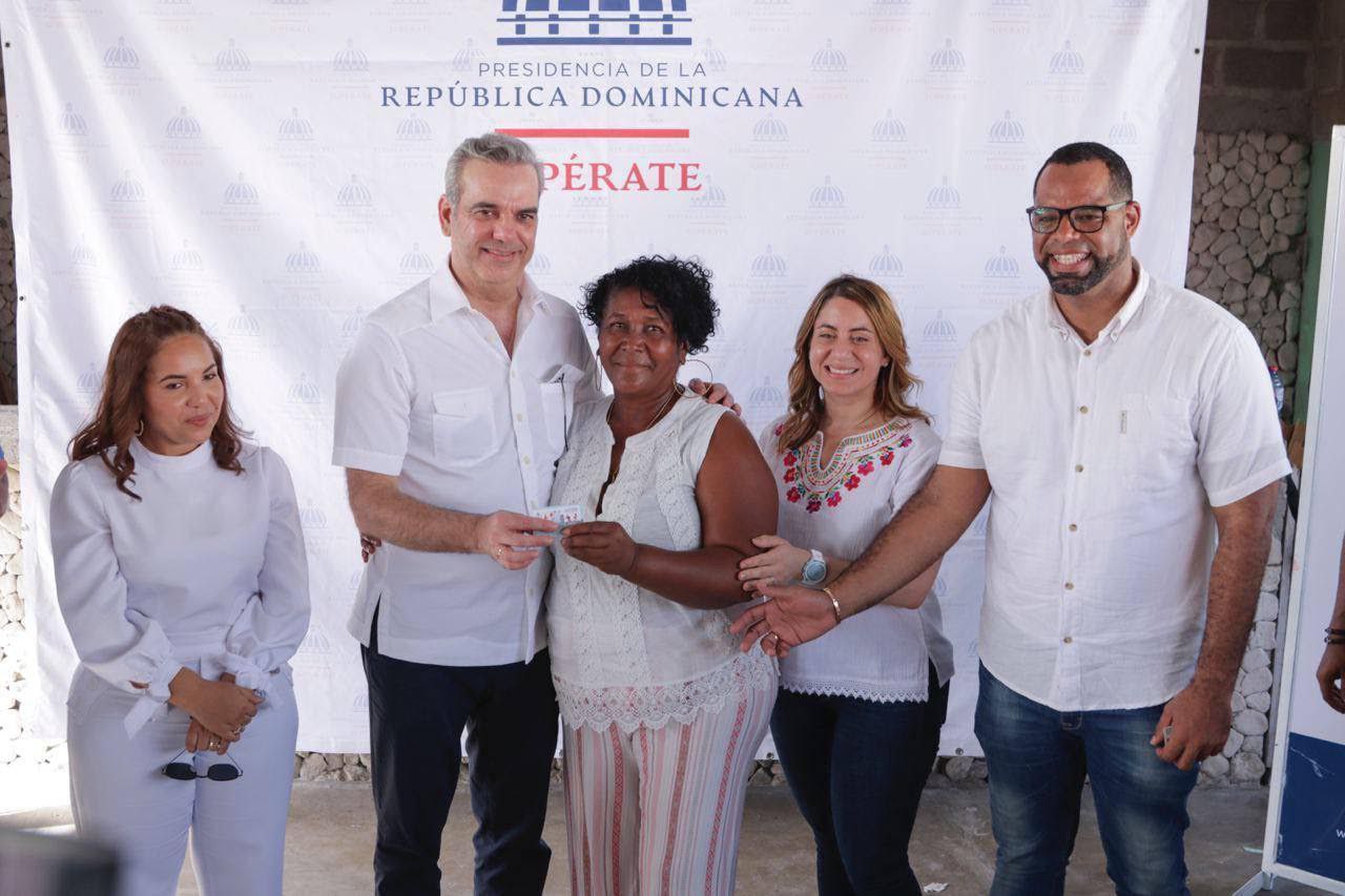 El presidente luis Abinader, Gloria Reyes, directora general de Supérate junto a beneficiaria y demás funcionarios del Gobierno